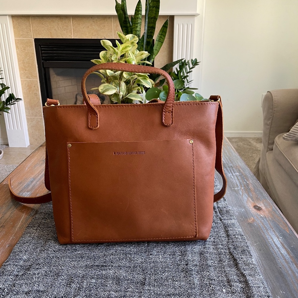 Portland Leather Medium Crossbody Tote with Zipper (Honey color)